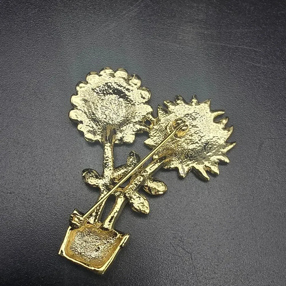 Gold Tone Smiley Face Flower Brooch Anthropomorphic Spring Gardening